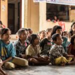 Anak-anak berkumpul di luar ruangan