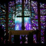 Interior gereja dengan cahaya jendela