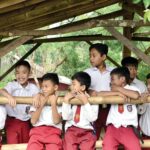 Sekelompok siswa berdiri bersama