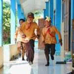 Siswa berlari di koridor sekolah